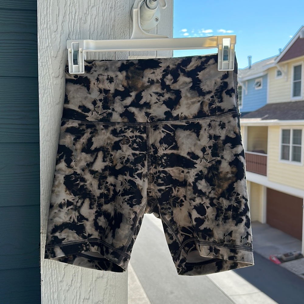 Lululemon athletics 6” wunder under gently used shorts